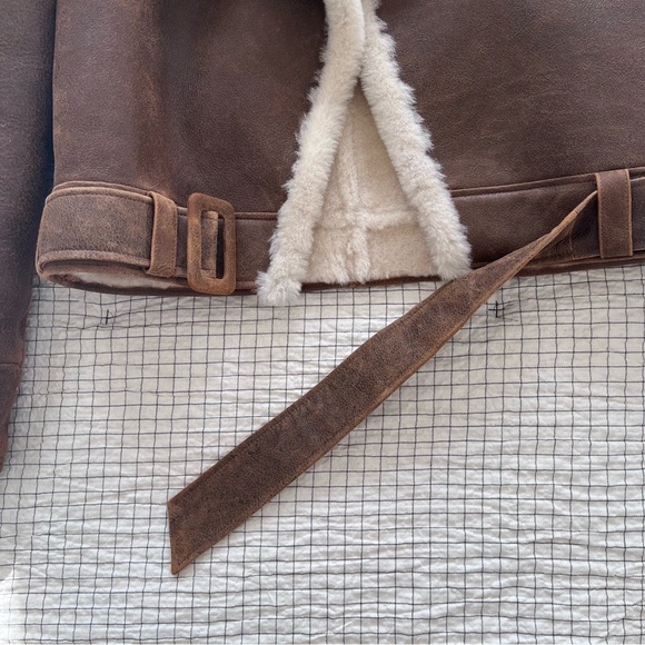 The Rey Cropped Shearling Jacket - Picture 8 of 10